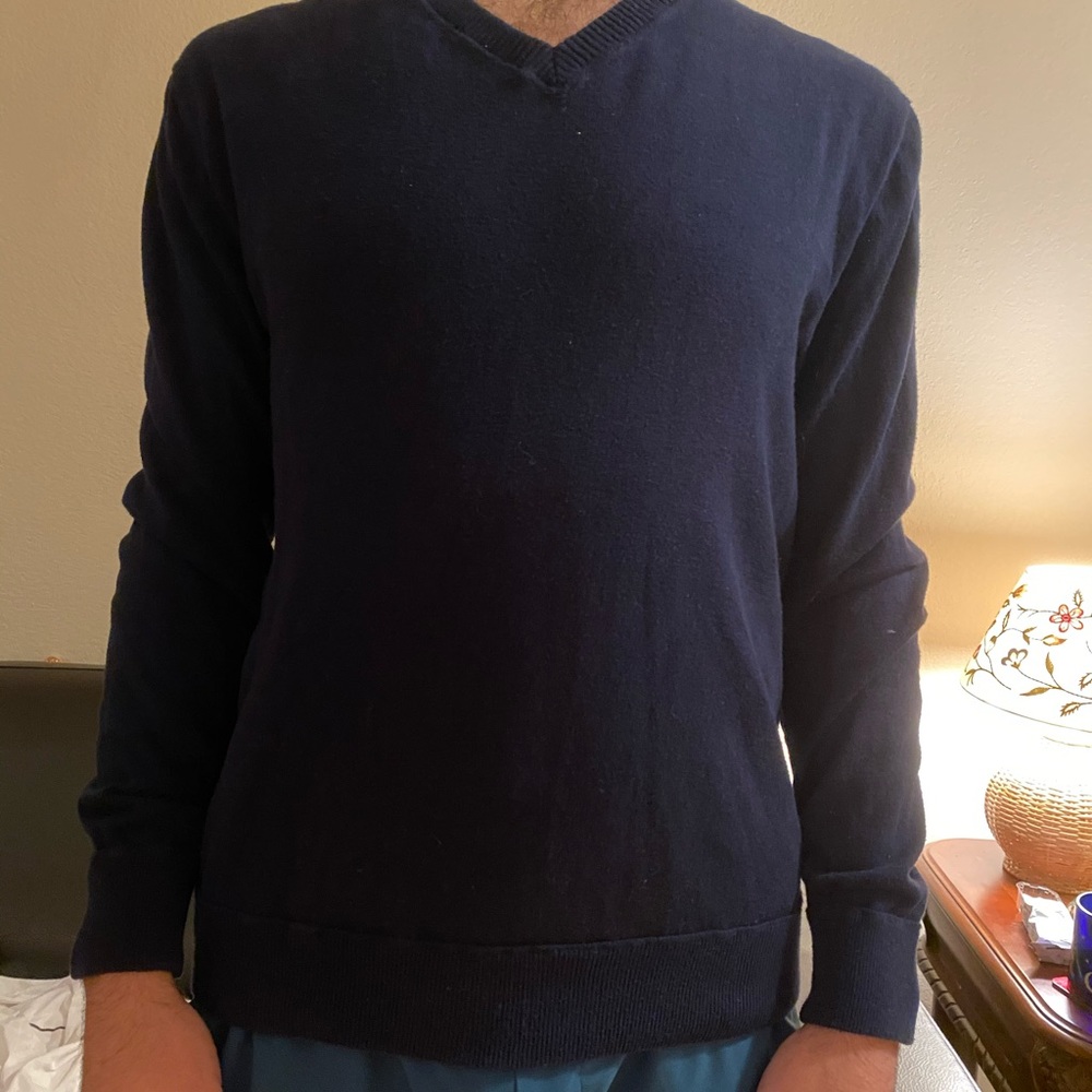 Comfy blue sweater, soft fabric and nice v neck